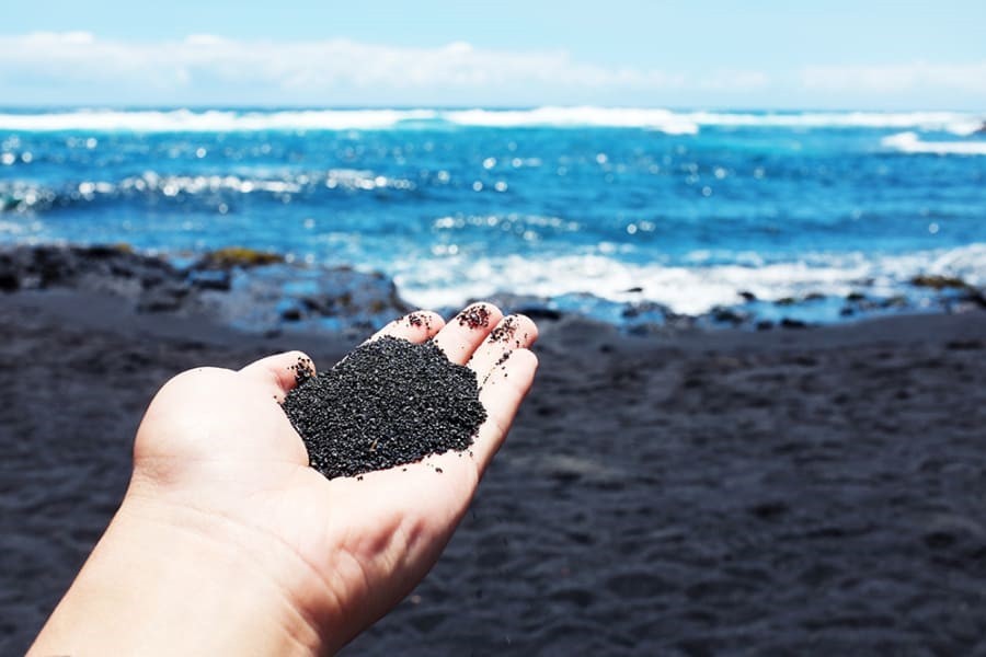  Bãi biển Punalu'u (Hawaii, Mỹ): Cát màu đen làm cho vùng biển của Big Island trở nên khác biệt. Theo các chuyên gia, màu sắc của cát được tạo ra do dung nham của núi lửa bị làm lạnh nhanh khi tiếp xúc mặt nước. Ảnh:Sarah Al-Hussaini.