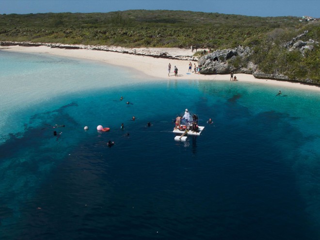  Dean’s Blue Hole (Long Island, Bahamas): Ở độ sâu xấp xỉ 200 m, đây được coi là hố sụt sâu nhất thế giới với miệng hố nằm dưới mặt nước. Nằm ở vịnh gần thị trấn Clarence ở Long Island, đường kính của hố vào khoảng 25 – 35m. Hố sụt có thể nhìn rất rõ bằng mắt thường do có màu xanh thẫm tương phản với mặt nước biển.