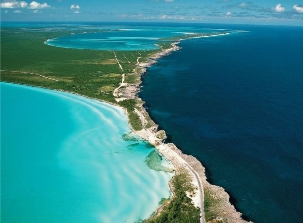 Eleuthera là hòn đảo có hai màu nước tương phản nổi tiếng của Bahamas. Nước của biển Caribbean có màu xanh dương sáng đầy thơ mộng, trong khi nước Đại Tây Dương lại nghiêng về màu xanh đậm độc đáo.