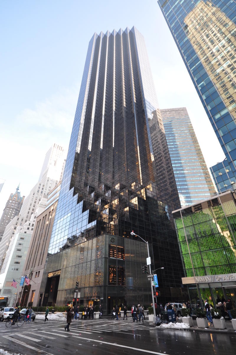 Nằm trên Đại lộ Số 5 ở Midtown Manhattan, thành phố New York, Tháp Trump (Trump Tower) là nơi sinh sống, làm việc cũng như đại bản doanh cho chiến dịch tranh cử Tổng thống Mỹ năm 2016 của ông Donald Trump. Ảnh: Live 91.9 FM