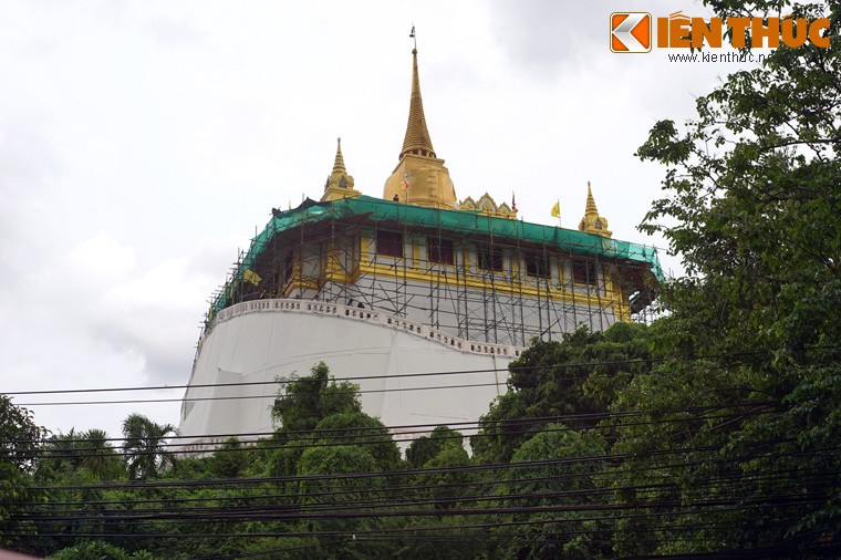 Nằm trên một ngọn đồi ngay gần trung tâm thủ đô Bangkok,  chùa Núi Vàng (Wat Saket) là địa điểm nổi tiếng linh thiêng, “cầu được ước thấy” của người dân Thái.