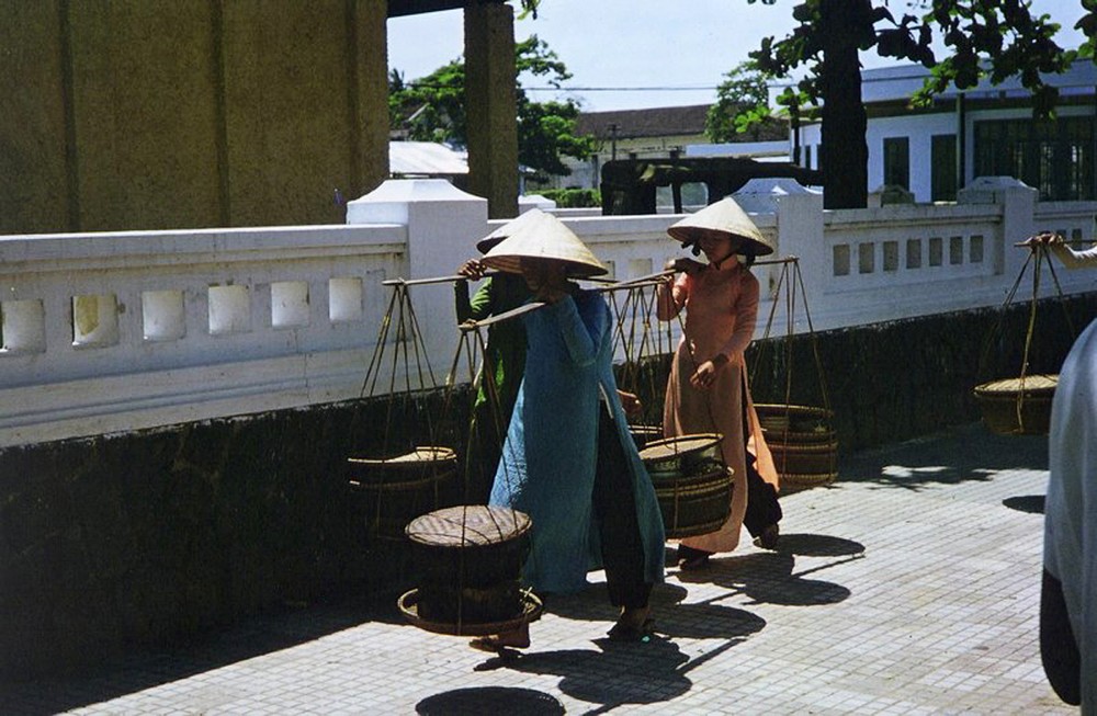 Những người phụ nữ áo dài bán hàng rong ở  Đà Nẵng năm 1962.