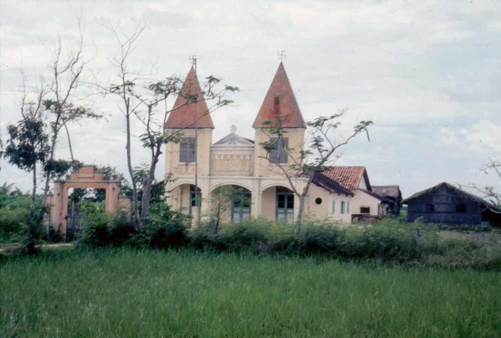 Một nhà thánh thất của đạo Cao Đài,  Long An năm 1968. Hình ảnh do cựu binh Mỹ Laurie John Bowser thực hiện trong thời gian đóng quân ở Long An.