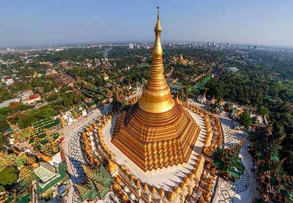 Chùa vàng Swedagon ở Yangoon đã có 2.500 lịch sử, là ngôi  chùa cổ đẹp và nổi tiếng nhất Myanmar. Tương truyền, chùa được xây ngay sau khi Phật tịch. Điểm nhấn của công trình là tòa tháp dát vàng cao 98 mét, bao quanh là vô số tòa tháp nhỏ.