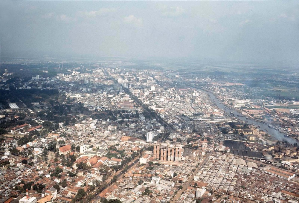  Sài Gòn năm 1966 nhìn từ trên cao. Khối nhà giữa ảnh là khách sạn President Hotel khi đang xây dựng, sau này là chung cư 727 Trần Hưng Đạo. Đến 2016, tòa nhà được phá bỏ vì đã xuống cấp nặng nề.