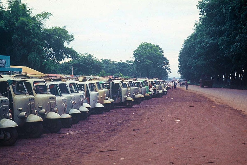 Bến xe lam ở cửa ngõ  Buôn Ma Thuột thập niên 1960. Ảnh: Reppel Collection