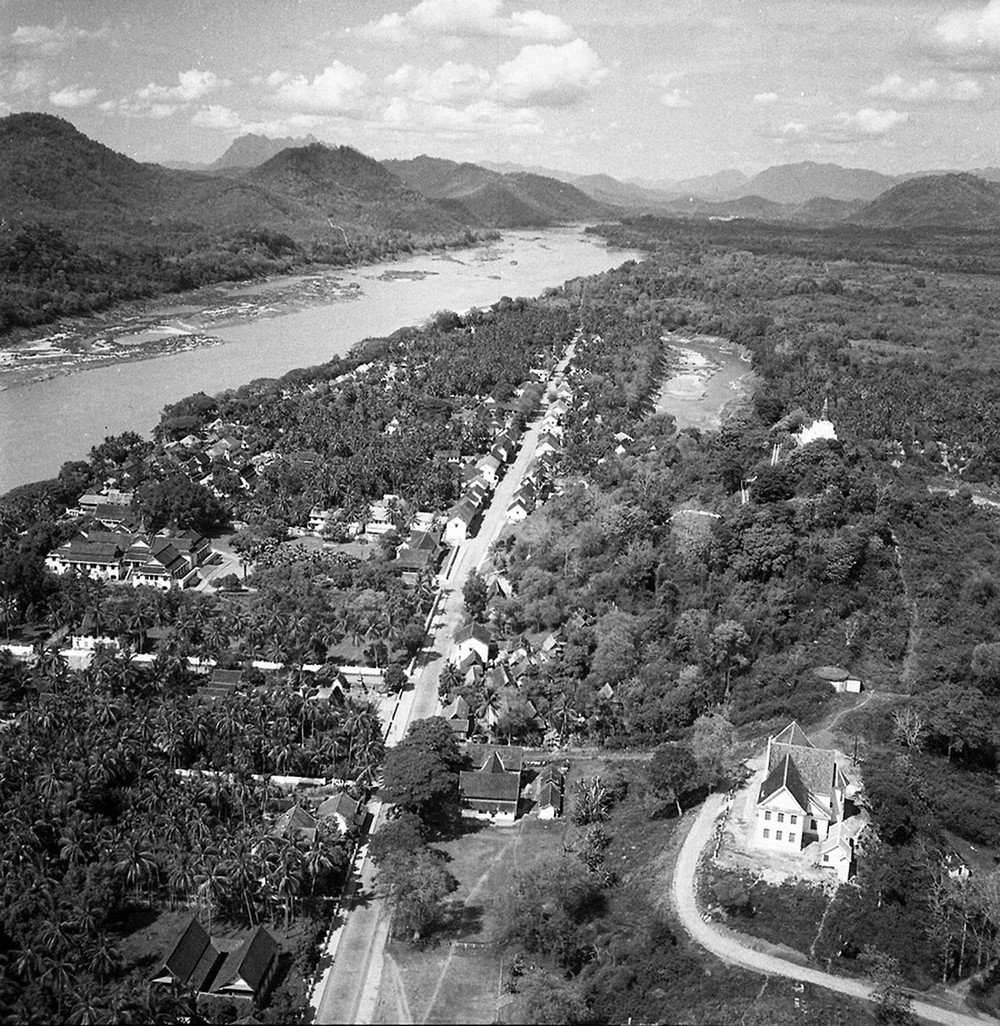 Cổ đô Luang Prabang của  Lào thập niên 1950 nhìn từ máy bay.