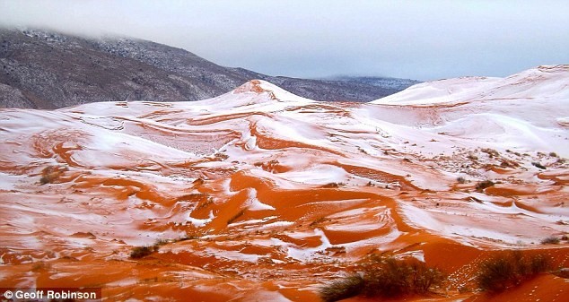  Sa mạc Sahara: Sa mạc Shahara nằm ở khu vực Bắc Phi với diện tích hơn 9 triệu km2. Nhiệt độ ở sa mạc luôn nóng bức, tuy nhiên tuyết đã rơi ở đây hôm 19/12. Trước đó, hiện tượng này cũng xuất hiện vào ngày 18/2/1979. Ảnh: Geof Robinson.