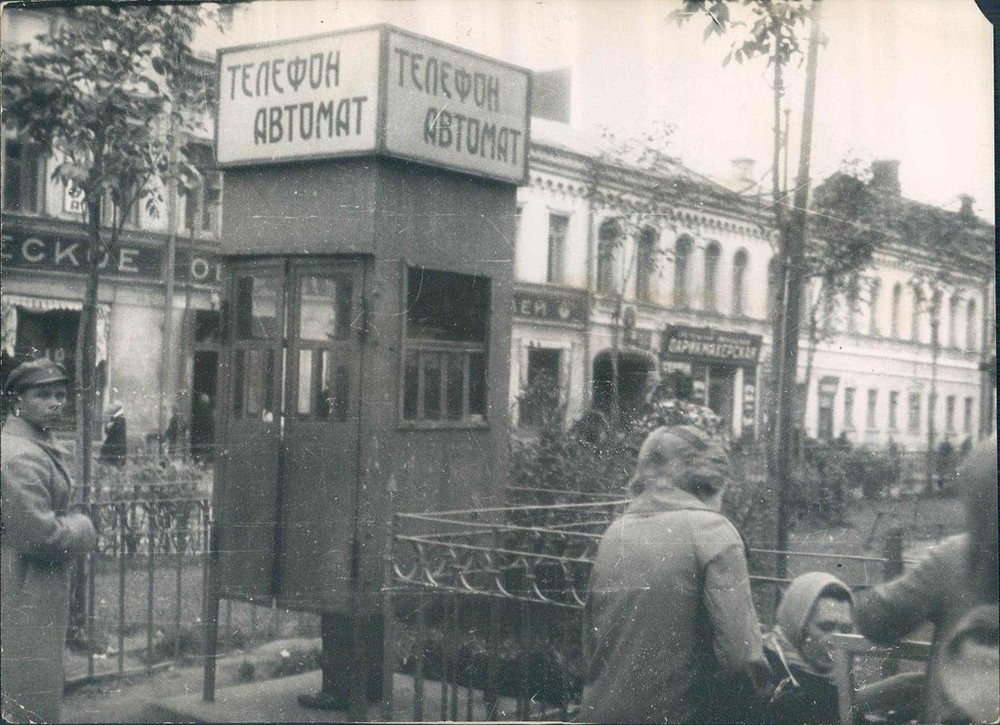 Quầy điện thoại công cộng ở Leningrad năm 1929. Hình ảnh nằm trong loạt ảnh  Liên Xô thập niên 1920 - 1930 do phóng viên ảnh Маx Zakharovich Penson của tạp chí Soviet Vostok thực hiện.