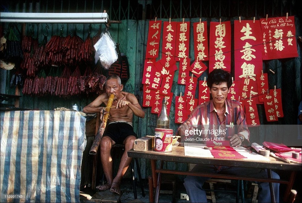 Một quầy bán câu đối  Tết ở khu vực Chợ Lớn, TP HCM tháng 1/1991. Ảnh: Getty.