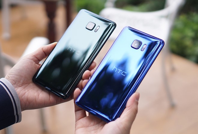  Điện thoại HTC U Ultra - smartphone cao cấp mới ra mắt của HTC - gây nhiều bất ngờ cho giới công nghệ. Hãng di động Đài Loan chọn cách đập bỏ đi toàn bộ di sản trước đây của dòng One hay Desire để tạo ra một dòng sản phẩm hoàn toàn mới. U Ultra có màn hình lớn (5,7 inch Quad HD), thiết kế vỏ sau bằng kính cực kỳ bóng bẩy.