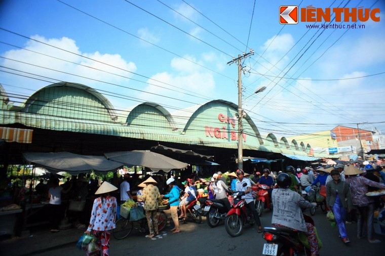 Chợ Ngã Bảy (thị xã Ngã Bảy, tỉnh Hậu Giang) là một khu  chợ miền Tây điển hình như vậy. Nằm ở trung tâm của một vùng đất nơi 7 nhánh sông hội tụ, khu chợ này mang những sắc thái rất đặc thù của nền văn hóa vùng đồng bằng sông Cửu Long.