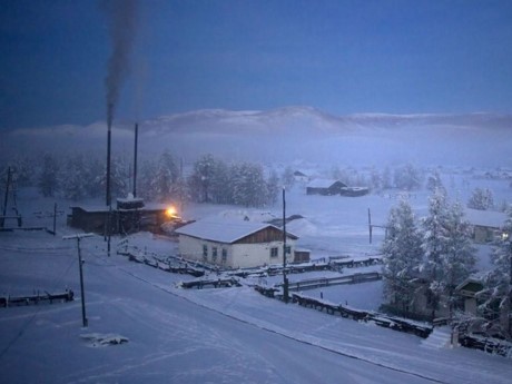 Thị trấn Oymyakon ở Nga là  vùng đất có người ở lạnh nhất trên thế giới với mức nhiệt độ trung bình là -60ºC. Với dân số chỉ khoảng 500 người, nơi đây được ví như một bức chân dung của sự cô đơn.