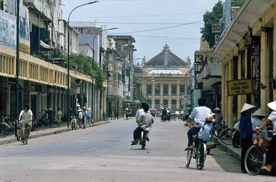 Hè phố Tràng Tiền đầy ắp xe đạp. Loạt ảnh  vỉa hè Hà Nội nằm trong bộ sưu tập ảnh hơn 1.600 tấm do nhiếp ảnh gia người Đức Hans-Peter Grumpe thực hiện ở Việt Nam trong các năm 1991, 1992 và 1993.