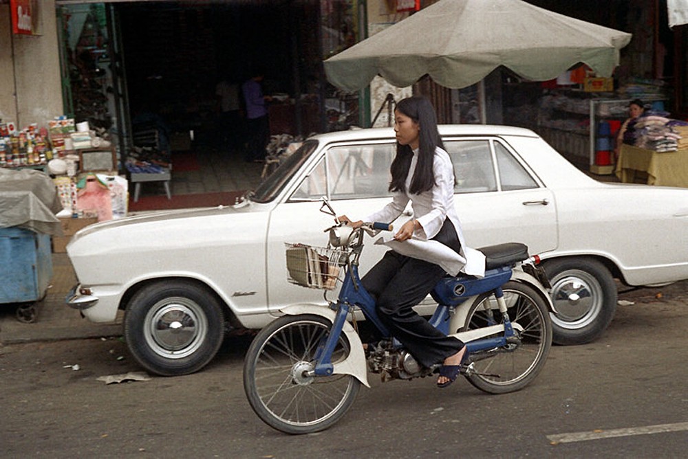 Nữ sinh trên xe mobylette, Sài Gòn năm 1973. Hình ảnh nằm trong loạt ảnh  phụ nữ Sài Gòn do cựu nhân viên quân sự Mỹ Nick Dewolf chụp lại. Ảnh: Hiveminer.com