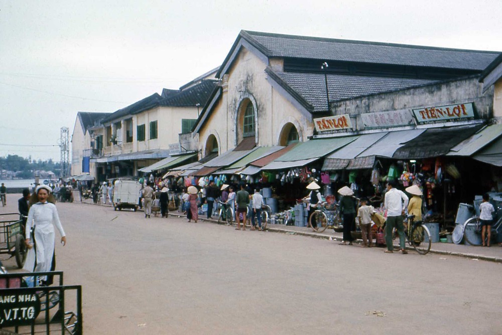 Chợ Cồn trên đường Đồng Khánh (nay là đường Hùng Vương),  Đà Nẵng năm 1966. Ảnh: 366thspsk-9.com