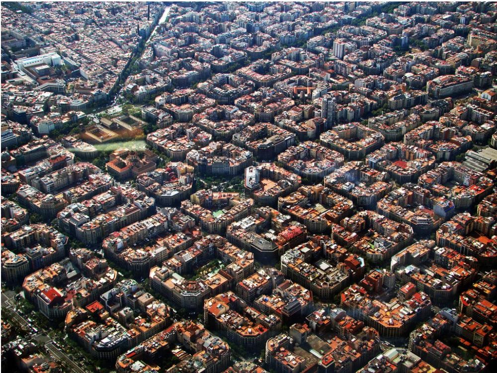 Nằm ở trung tâm thành phố Barcelona của Tây Ban Nha, quận Eixample được coi là một hình mẫu kinh điển cho cách thức  quy hoạch đô thị kiểu bàn cờ. Ảnh: All That Is Interesting