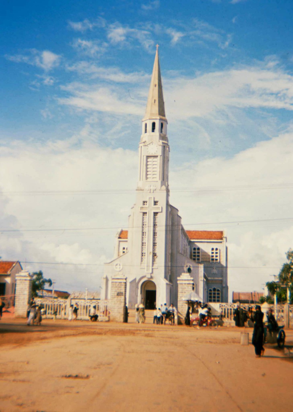 Nhà thờ Chính tòa  Quy Nhơn năm 1965. Ảnh: 19engrvn.org.