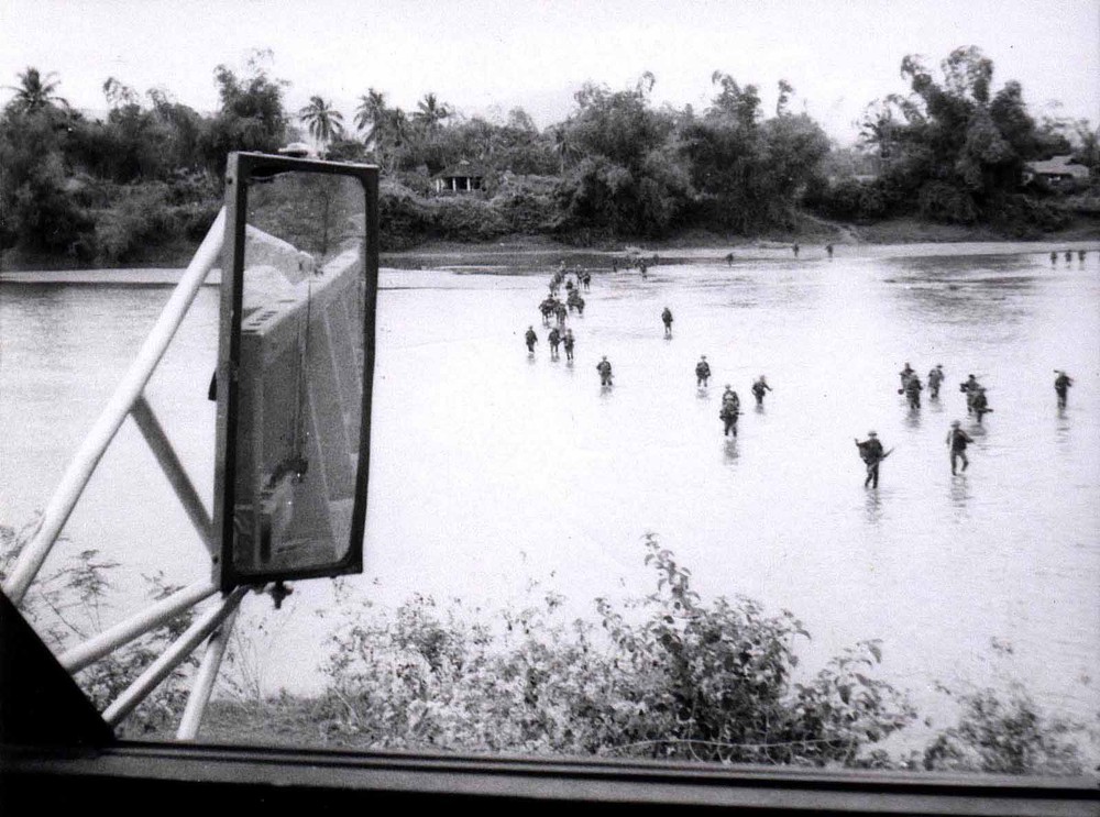 Lính Mỹ lội qua một khúc cạn của sông Lại Giang, Hoài Nhơn,  Bình Định năm 1968. Ảnh: 19engrvn.org.