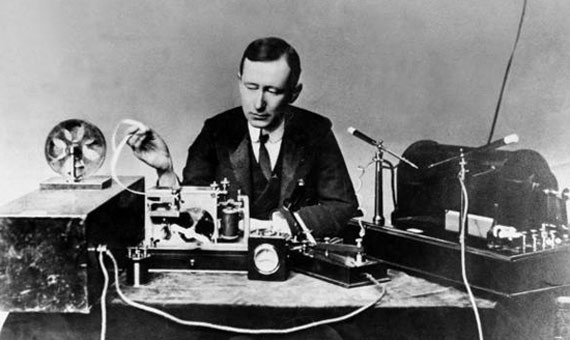  1. Vụ tấn công máy điện báo Marconi (1903) được coi là vụ  tấn công mạng đầu tiên trong lịch sử. Theo đó, trong một cuộc trình diễn máy điện báo không dây Guglielmo Marconi, một nhân viên điện báo thực hiện gõ các mã Morse để gửi đi một bài thơ. Tuy nhiên, bài thơ đã bị một kẻ phá hoại thay bằng những nội dung nhạo báng. Ảnh: BBVA OpenMind.