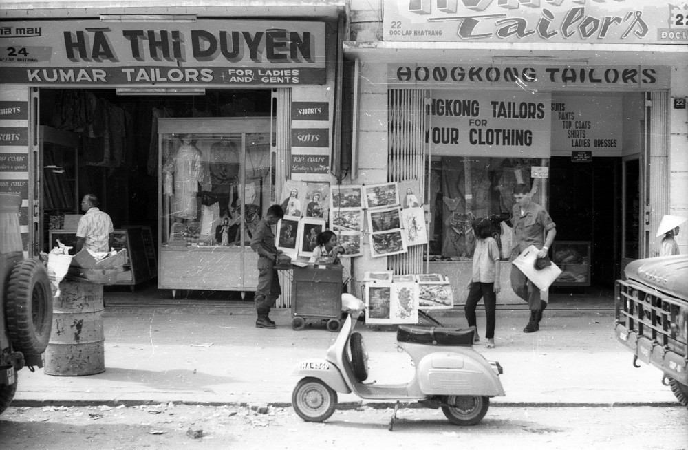 Các hiệu may trên đường Độc Lập (nay là đường Thống Nhất),  Nha Trang năm 1968. Ảnh: Kennk Flickr