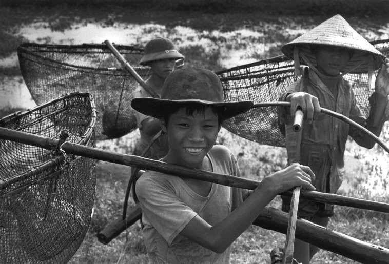 Những cậu bé đánh giậm ở Thạch Hà, Hà Tĩnh,  Việt Nam năm 1993. Ảnh: Ferdinando Scianna/ Magnumphotos.com.