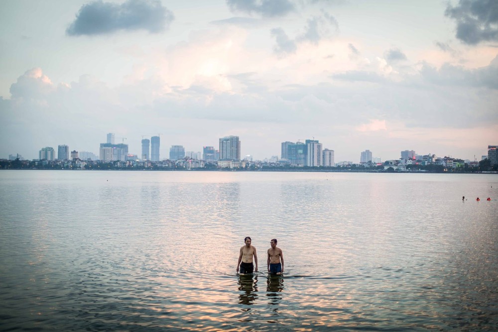 Hai người đàn ông tắm ở hồ Tây, Hà Nội. Ảnh: Mathieu Arnaudet - 500px.com.