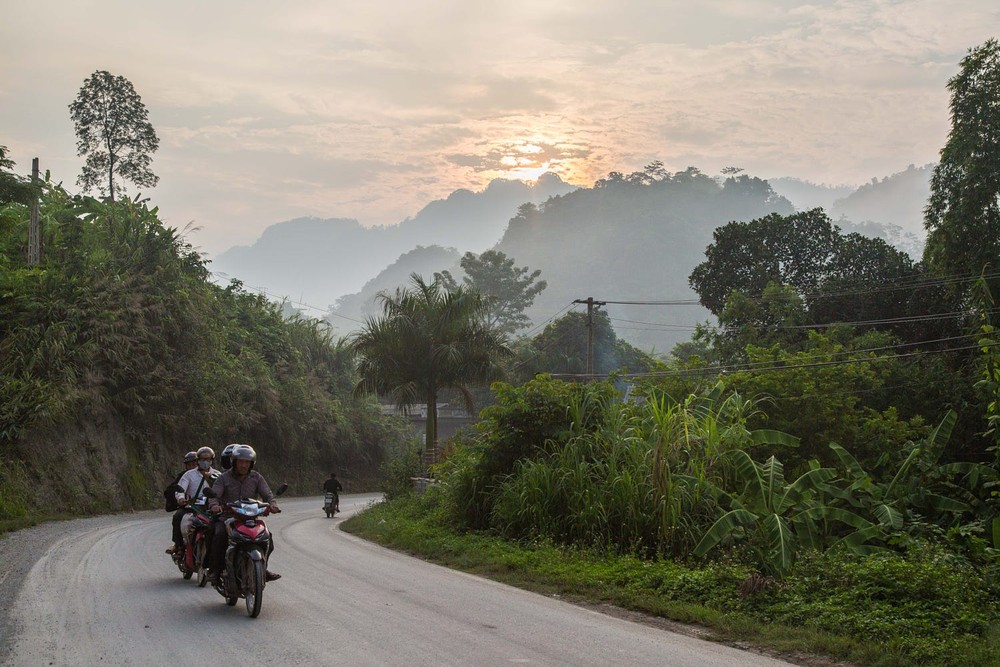 Trên đường tới chợ phiên Bắc Hà, Lào Cai, miền núi phía Bắc  Việt Nam. Ảnh: Mathieu Arnaudet - 500px.com.