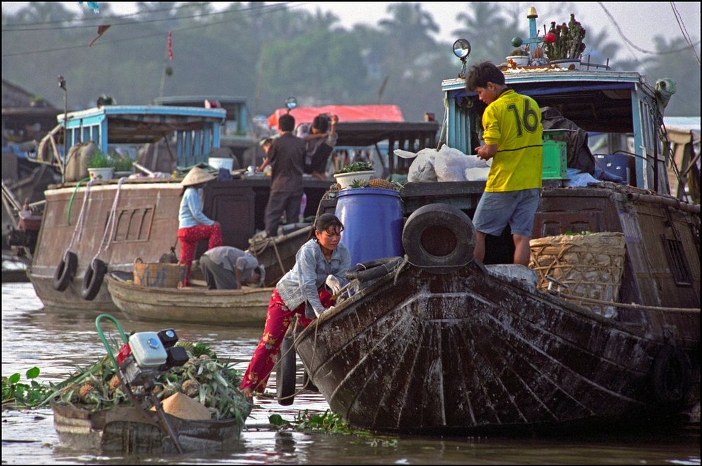 Một góc chợ nổi Cái Răng ở Cần Thơ,  miền Tây Nam Bộ năm 2007. Ảnh: Ian Berry/ Magnum Photos.