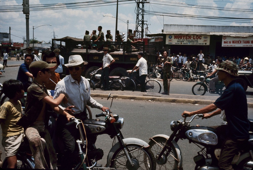 Đường Hùng Vương, Sài Gòn những ngày cuối của cuộc  chiến tranh Việt Nam. Ảnh: Hiroji Kubota/ Magnum Photos.