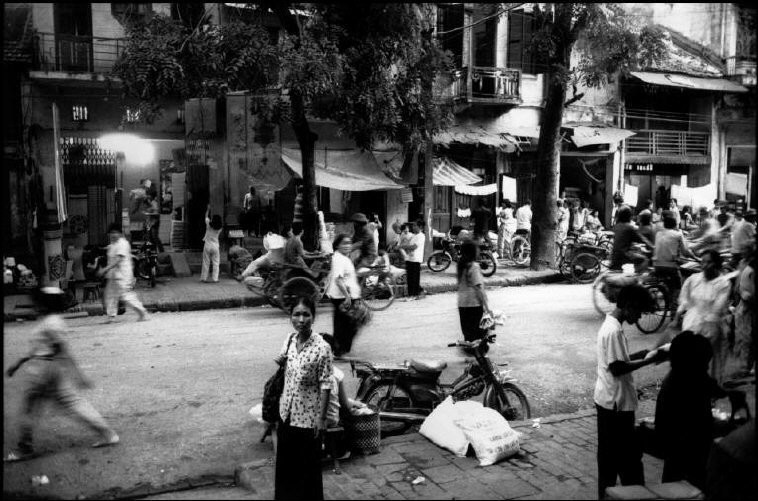 Vẻ tập nập của phố Hàng Buồm,  Hà Nội năm 1991. Ảnh: Patrick Zachmann/ Magnum Photos.