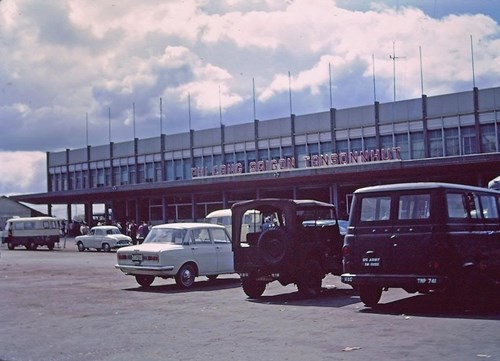 Nhà ga hành khách của sân bay Tân Sơn Nhất năm 1969. Tên chính thức của sân bay lúc này là "Phi cảng Sài Gòn - Tân Sơn Nhất". Ảnh: George Lane.