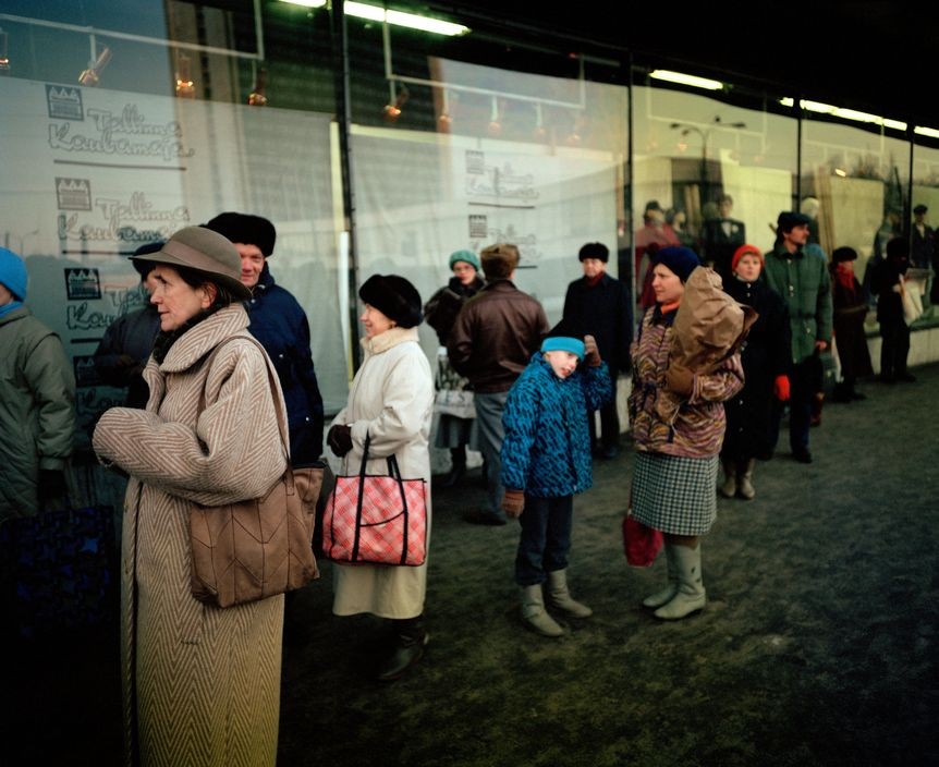 Người dân tụ tập chờ đợi một siêu thị mở cửa ở Moscow,  nước Nga năm 1992. Ảnh: Martin Parr/ Magnum Photos.