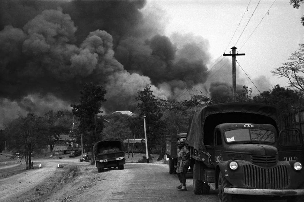 Một ngôi làng bốc cháy do bị máy bay Nhật oach tạc ở Pynmana,  Miến Điện năm 1942. Ảnh: George Rodger/ Magnum Photos.