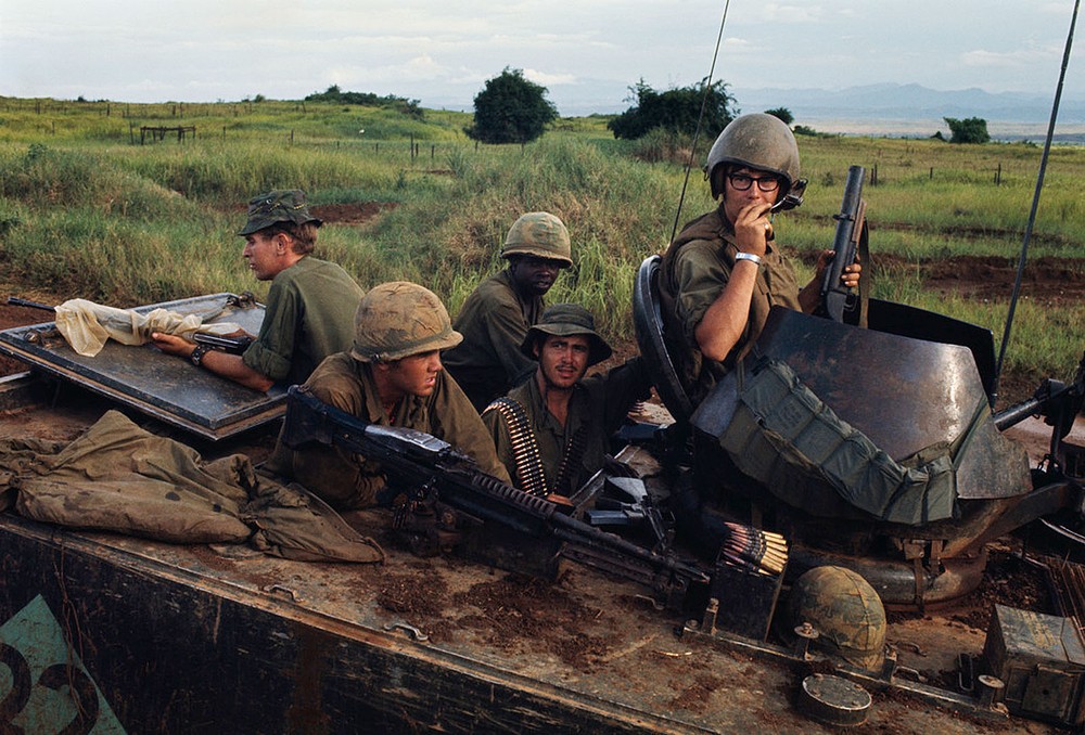 Binh sĩ Mỹ trong một chuyến tuần tra ở  Quảng Trị năm 1972. Ảnh: Bruno Barbey.