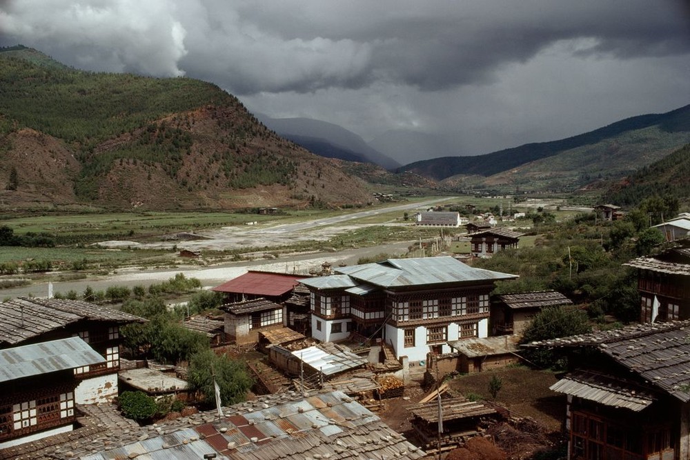 Một ngôi làng ở xứ sở Bhutan năm 1992. Ảnh: Martin Parr/ Magnum Photos.