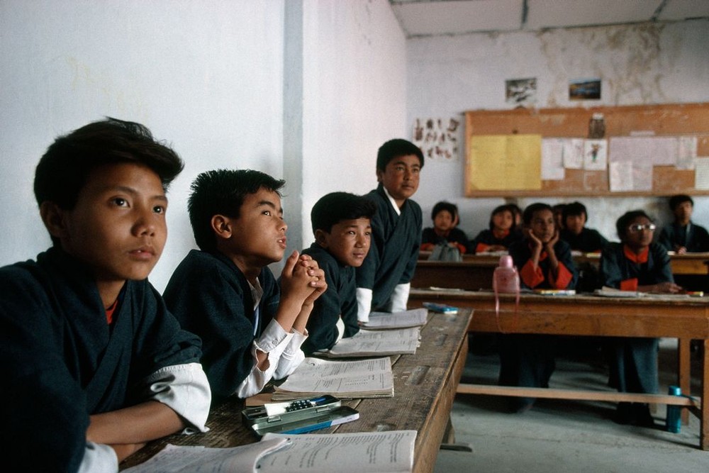 Học sinh trong một lớp học ở Thimphu, thủ đô  Bhutan năm 1992. Ảnh: Martin Parr/ Magnum Photos.