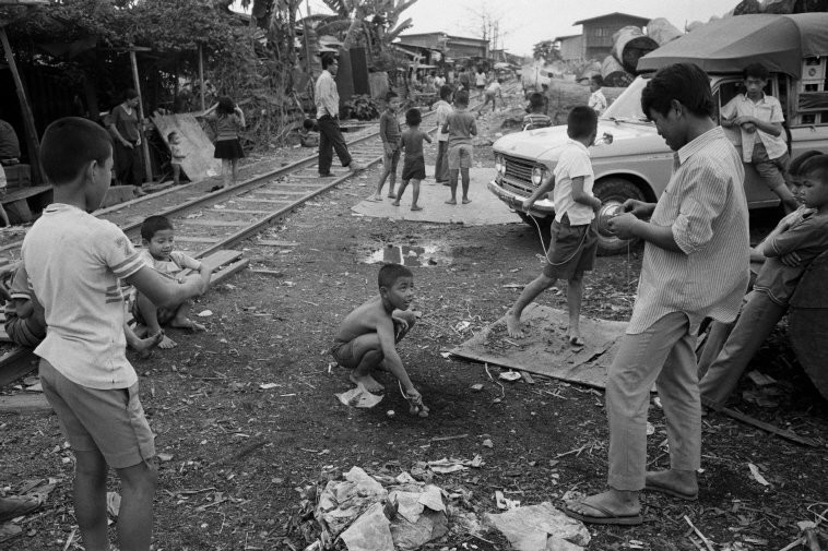 Cảnh sinh hoạt bên đường tàu ở  Bangkok năm 1976. Ảnh: Hiroji Kubota/ Magnum Photos.