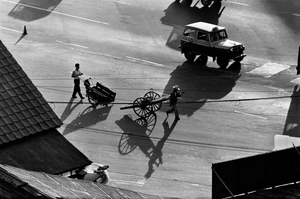 Người kéo xe trên đường phố  Seoul năm 1961. Ảnh: Rene Burri/ Magnum Photos.