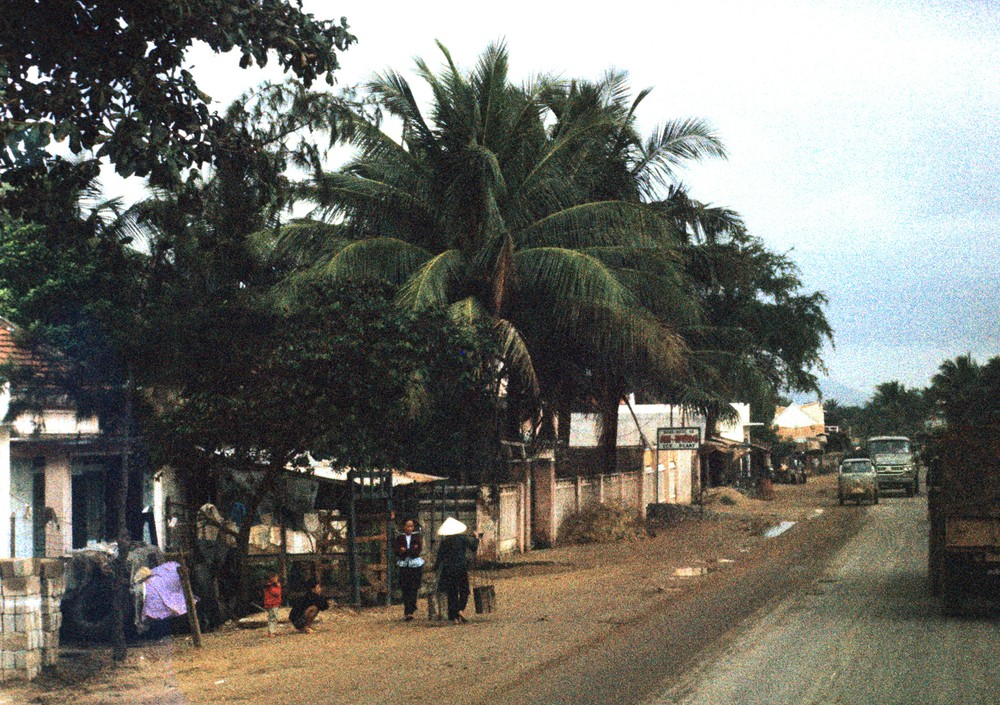 Quốc lộ 1, trên đường tới Đức Phổ,  Quảng Ngãi năm 1967. Ảnh: Arty611.smugmug.com.