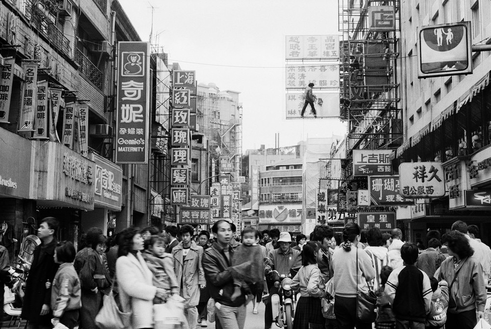 Khu phố thương mại ở trung tâm thành phố Đài Bắc,  Đài Loan năm 1987. Ảnh: Patrick Zachmann/ Magnum Photos.