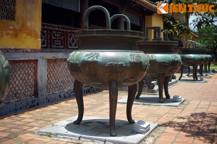 Chiếc đỉnh thứ tư trong  Cửu Đỉnh nhà Nguyễn là Anh đỉnh, nặng 2.576kg, được đặt bên trái Nhân đỉnh, ứng với khám thờ vua Tự Đức trong Thế Miếu.