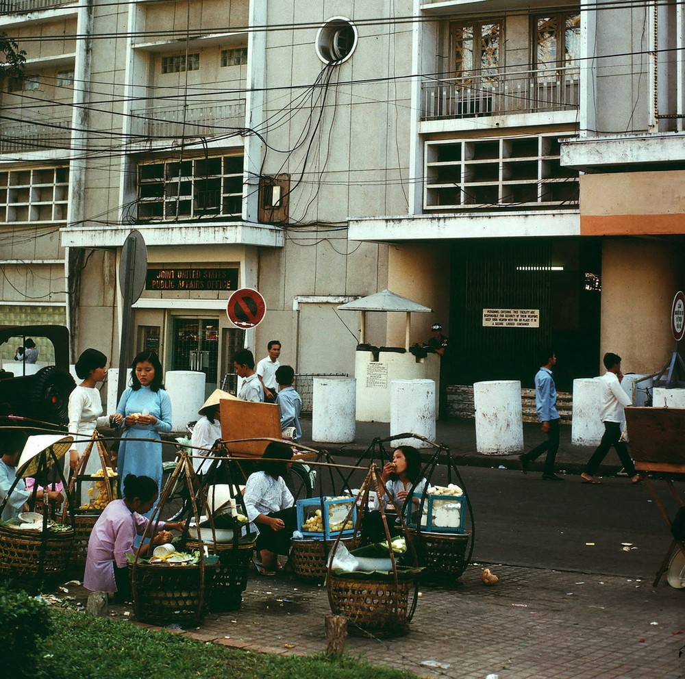 Các gánh hàng rong bên ngoài rạp Rex, Sài Gòn năm 1968-1969. Ảnh: William Ruzin.