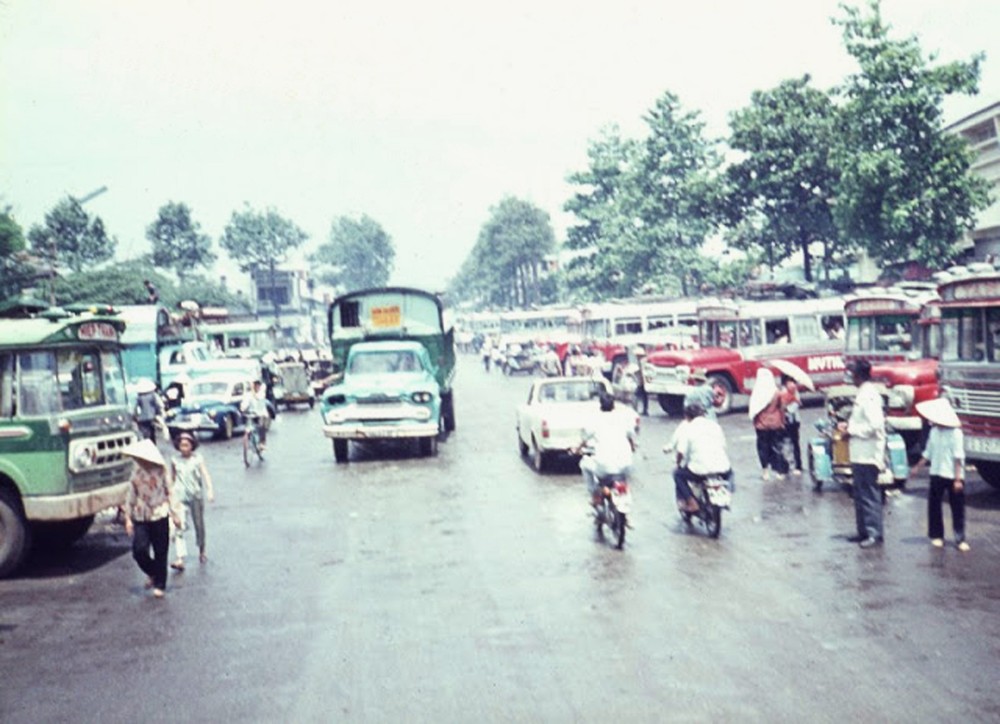 Bến xe Pétrus Ký ở đường Pétrus Ký (đường Lê Hồng Phong ngày nay),  Sài Gòn năm 1969. Ảnh: Bradanne12.