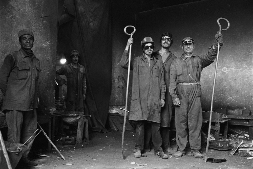 Các công nhân trong nhà máy cơ khí Jangalak, thủ đô Kabul, Afghanistan năm 1986. Ảnh: A. Abbas/ Magnum Photos.