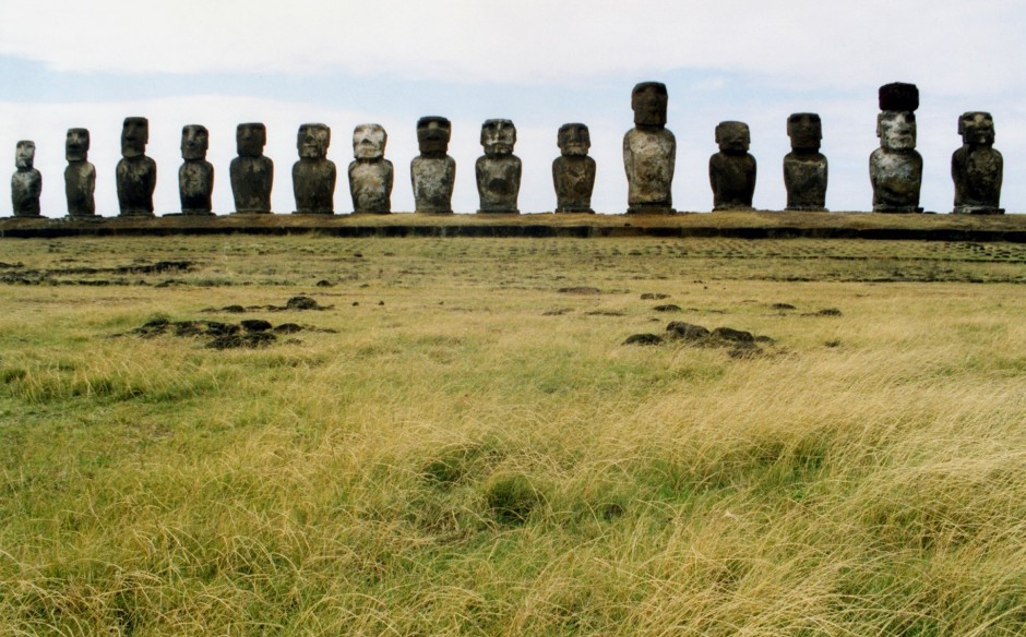  15. Tượng Moai trên đảo Phục Sinh (đảo Phục Sinh, Chile). Những bức tượng hình người được gọi là Moai được tạo tác trên đảo Phục Sinh vào khoảng năm 1250 - 1500. Việc cư dân bản địa di chuyển  phế tích cổ xưa nặng hàng chục tấn này như thế nào vẫn là điều bí ấn. Ảnh: Matadornetwork.