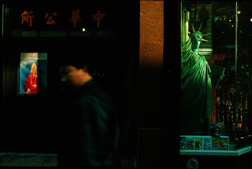 Một góc phố  Chinatown ở New York năm 1996. Ảnh: Chien-Chi Chang/ Magnum Photos.