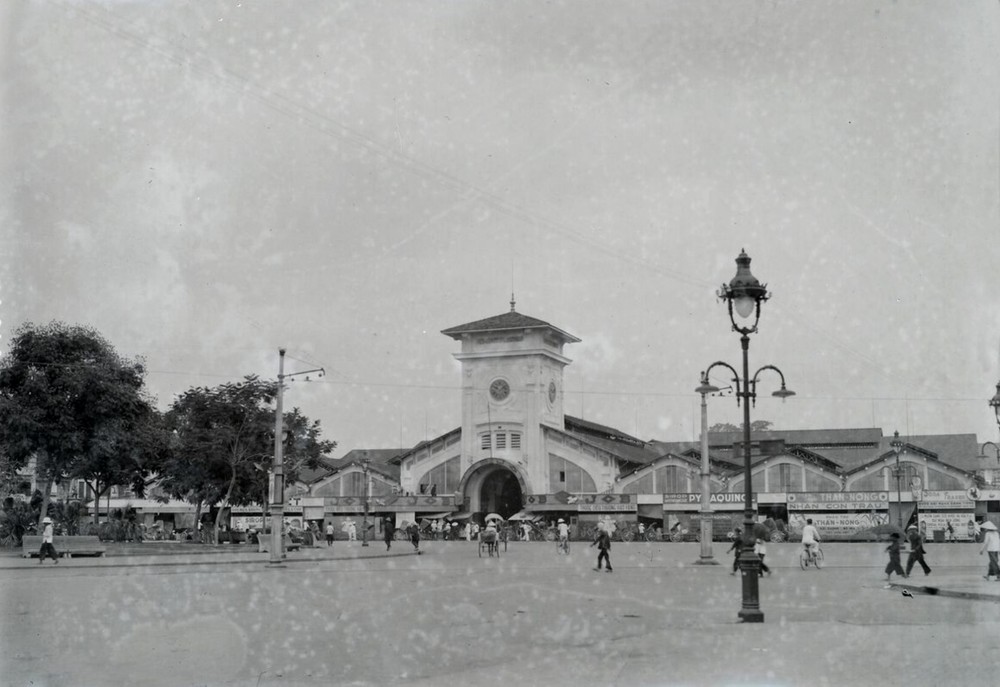 Mặt trước  chợ Bến Thành thập niên 1920. Ảnh: Huunguyenddk.