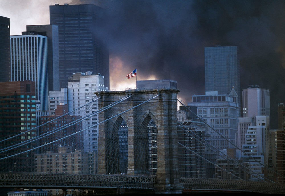 Khói lửa bao trùm khu Manhattan và cầu Brooklyn trong  vụ khủng bố 11/9 ở New York, nhìn từ cầu Manhattan. Ảnh: Thomas Hoepker/ Magnum Photos.