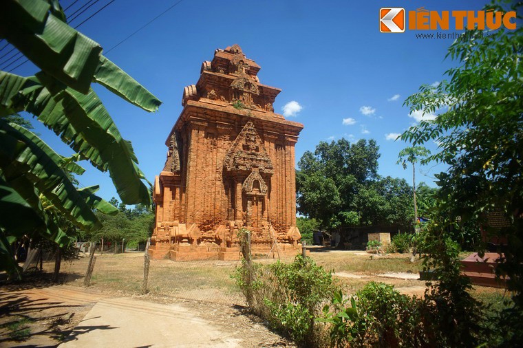 Nằm tại thôn Bình Lâm, xã Phước Hoà, huyện Tuy Phước, tỉnh Bình Định,  tháp Bình Lâm là một tòa tháp Chăm cổ tương đối đặc biệt.